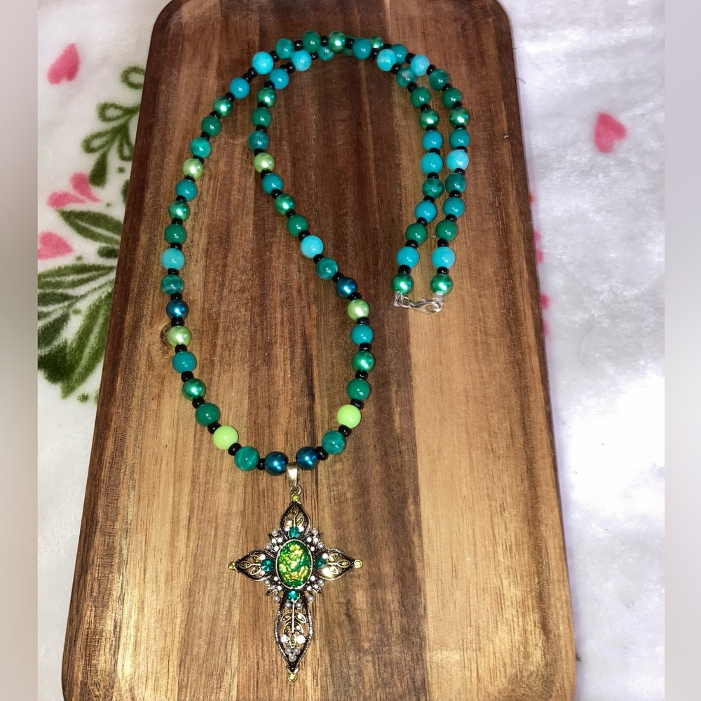 Handmade Elegant Green Beaded Necklace with Cross Pendant - Picture 2 of 3